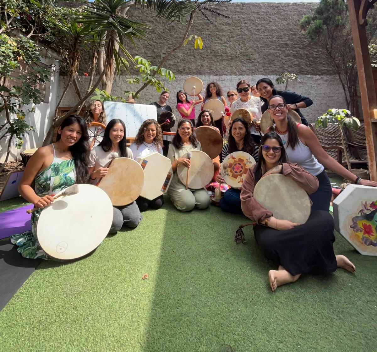 Círculo de mujeres con sus tambores en el patio